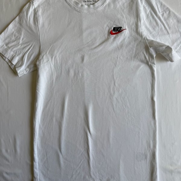Nike The Nike Tee Size XS White Short Sleeve Embroidered Logo T-Shirt