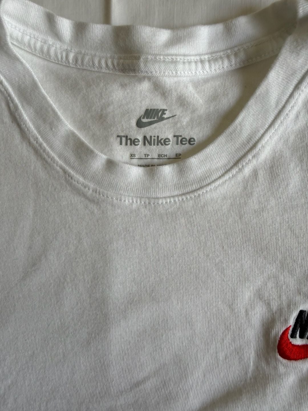 Nike The Nike Tee Size XS White Short Sleeve Embroidered Logo T-Shirt 3