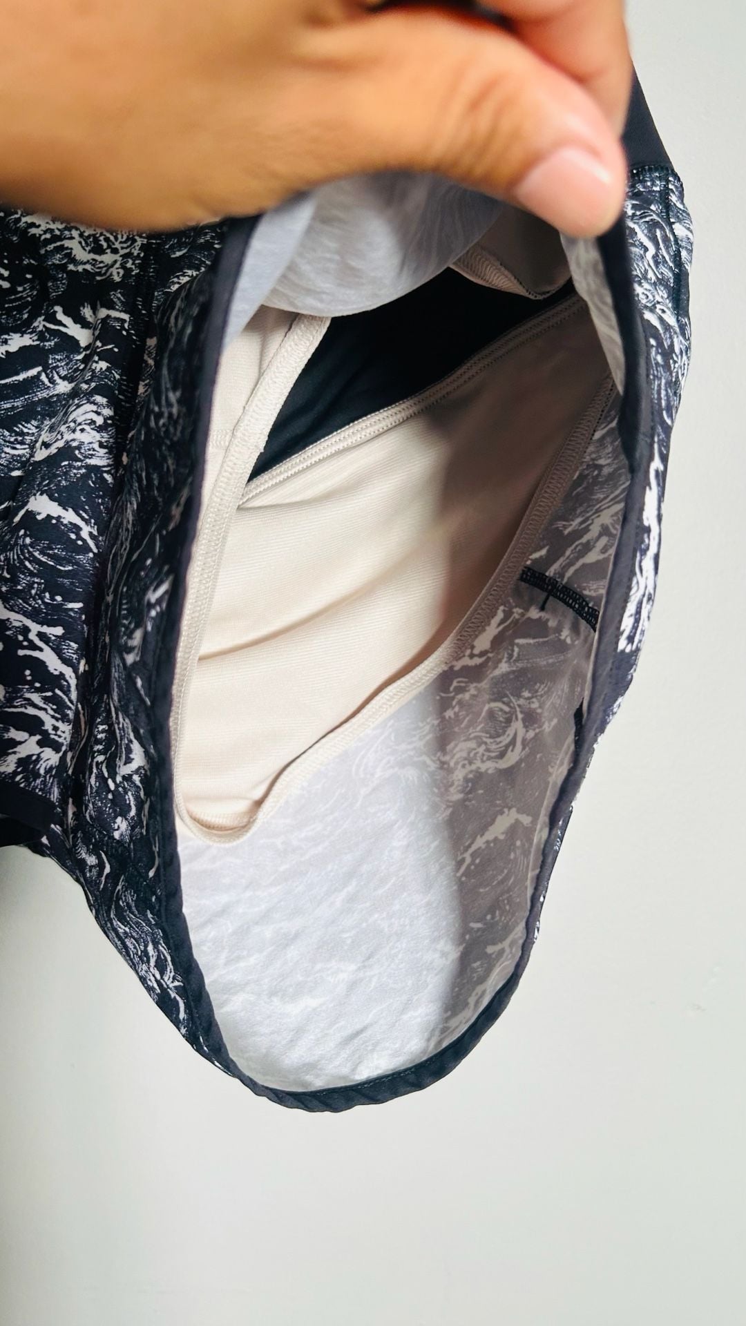 Lululemon Speed Short Womens Sz 2 Nami Wave White Black High Waist Stretch Zip. Pc 155 7