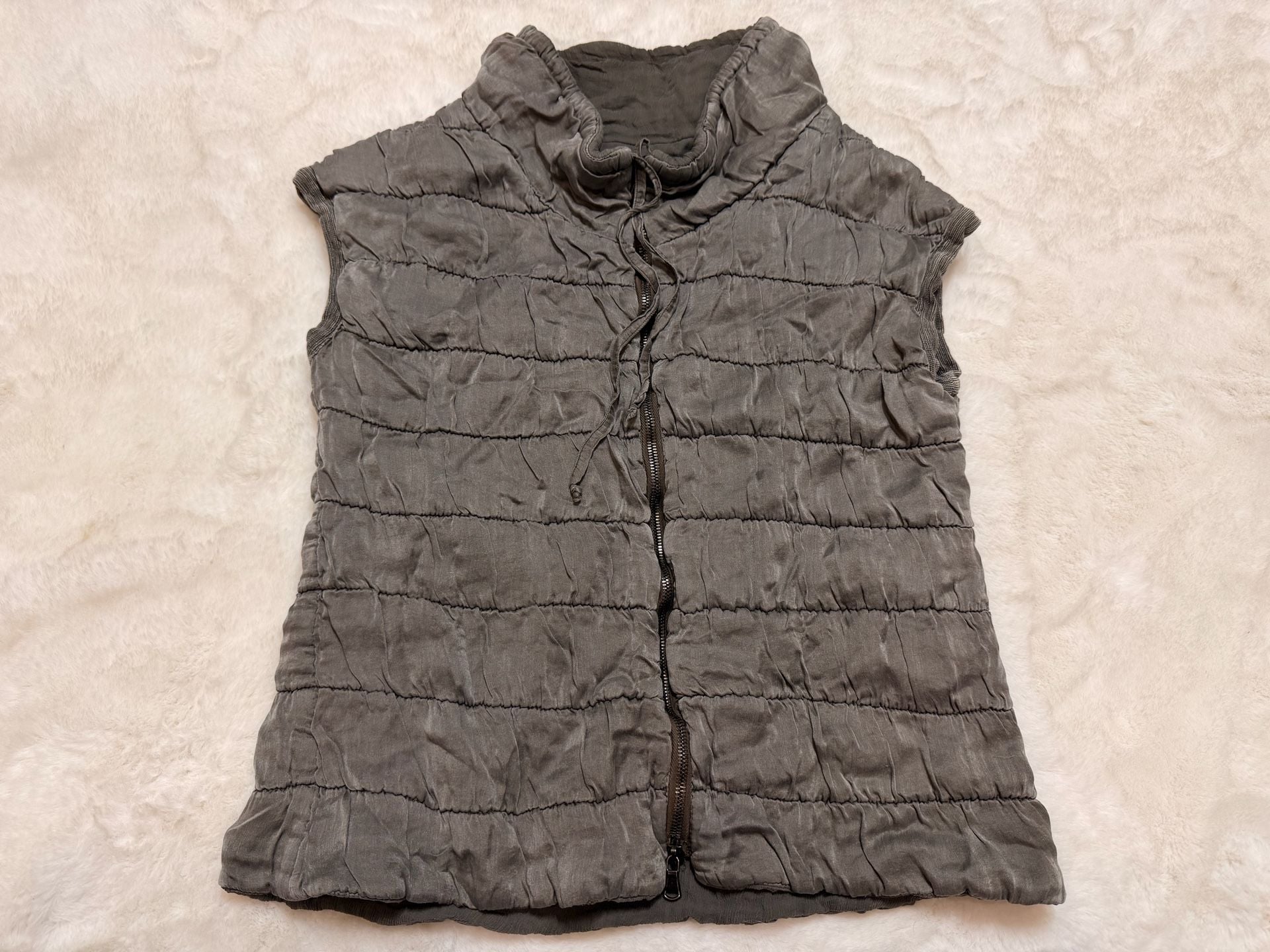 Transit Par-Such Quilted Padded Silk Vest with Velour Inserts and Wide Collar 2