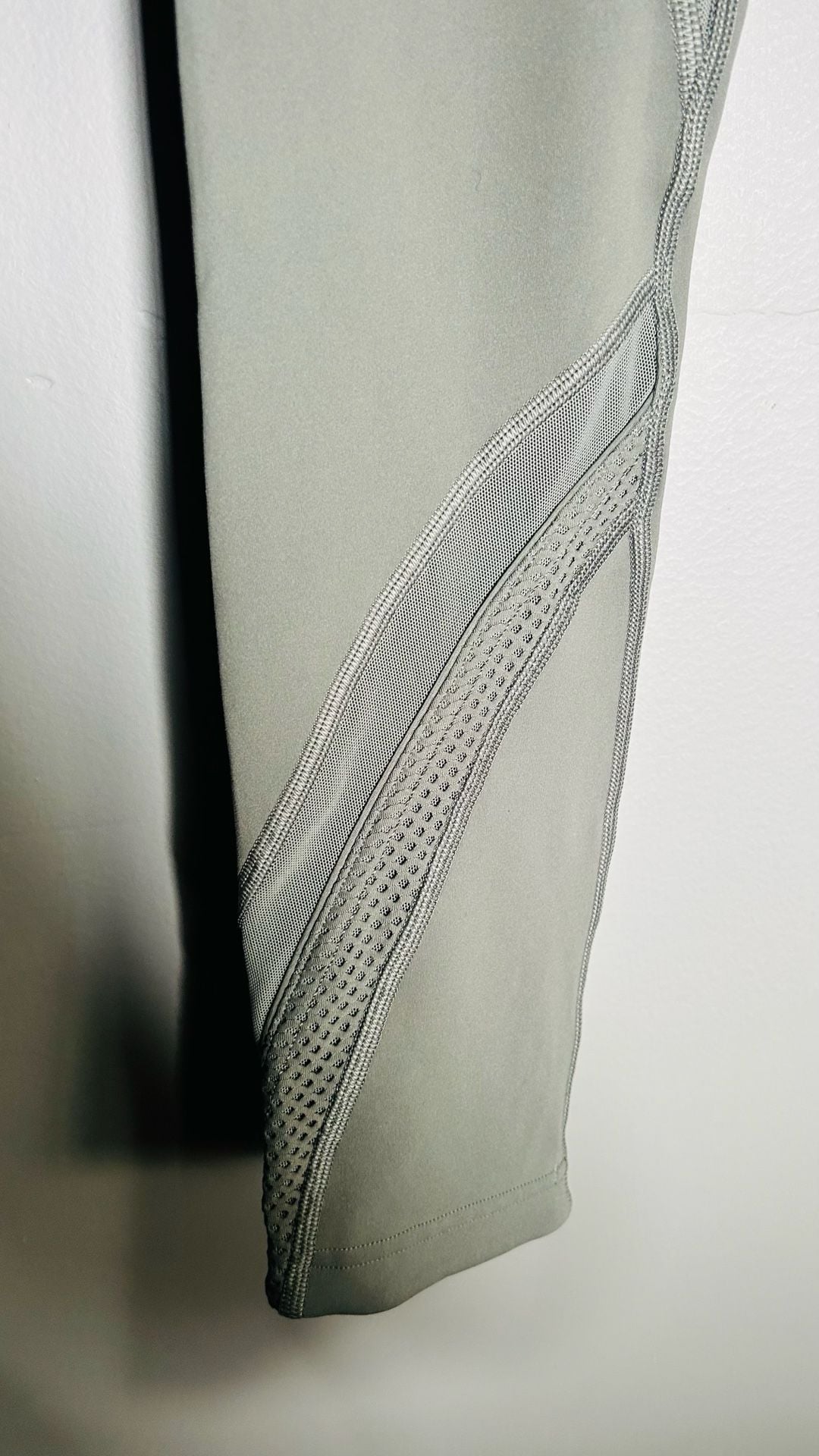 Lululemon Bootcamp Ready Tight Leggings Size 4 Sage Green. Pc 139 5