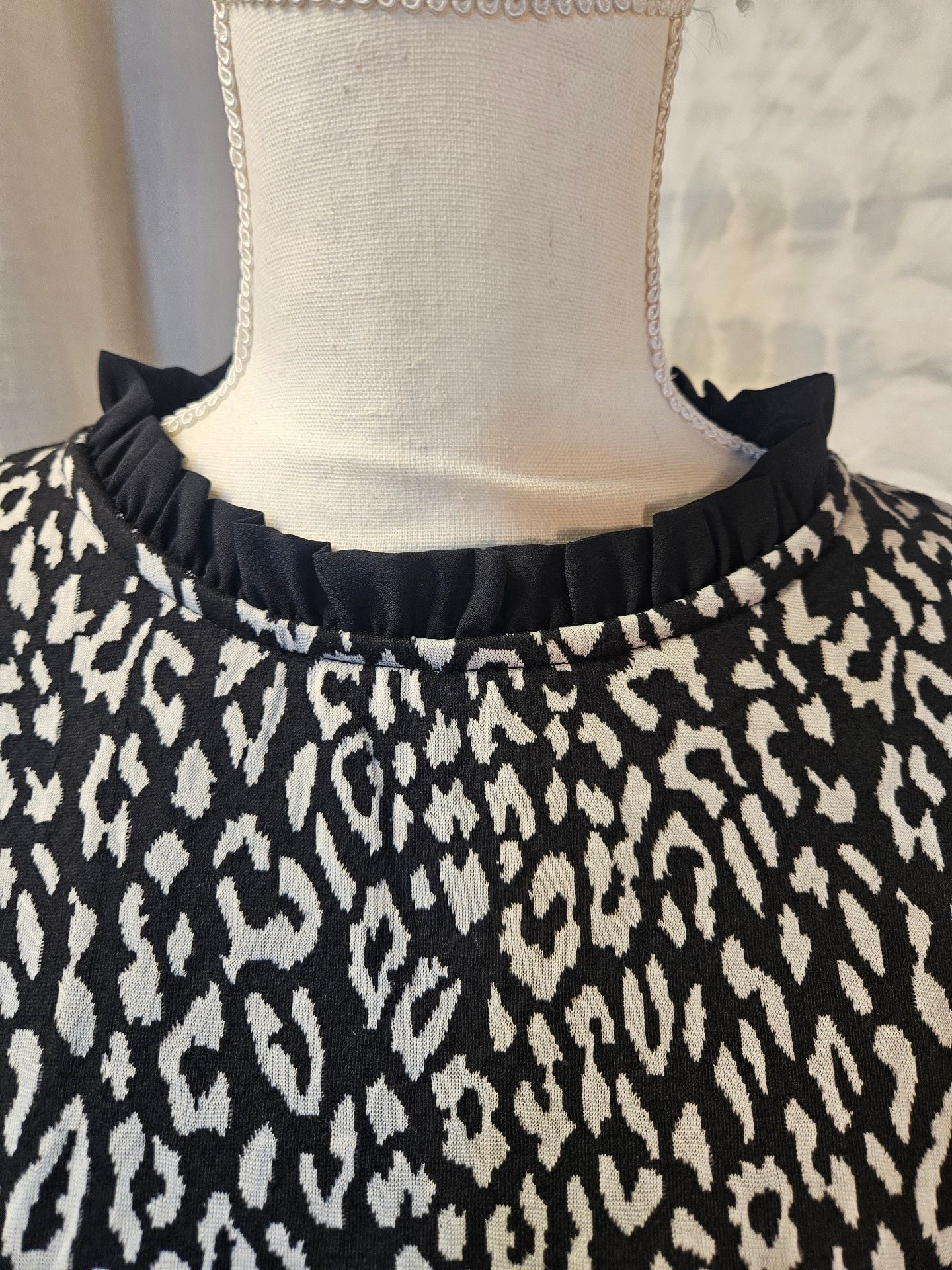 ELLE Black & White Animal Print Layered Sweater Size Large 5