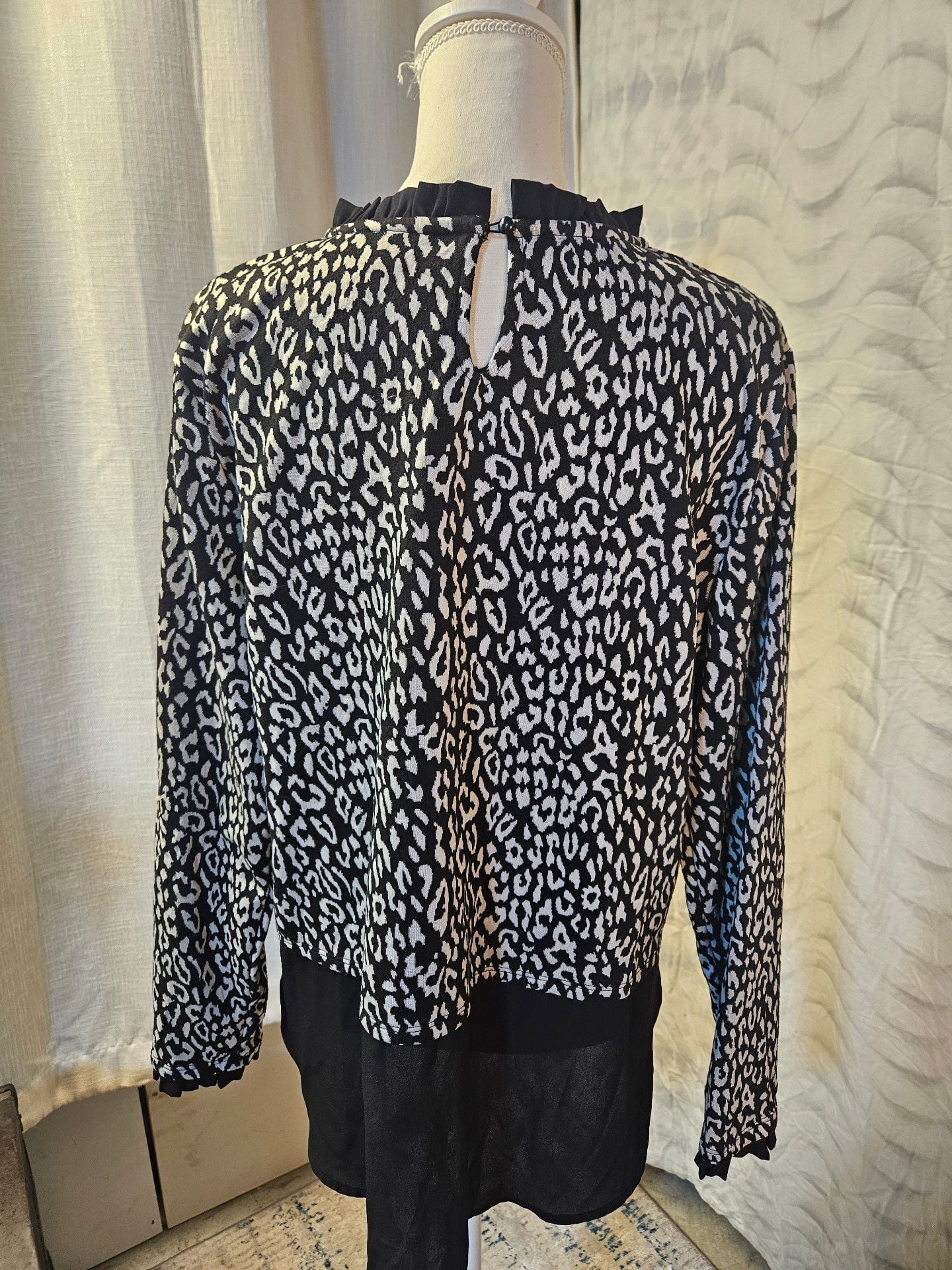 ELLE Black & White Animal Print Layered Sweater Size Large 7