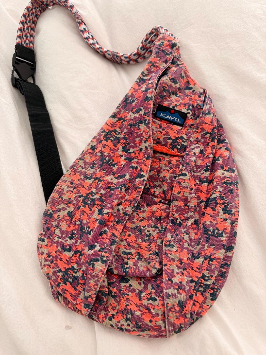 Kavu women’s sling bag pink camo standard size 2