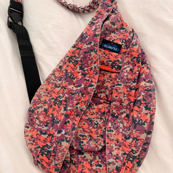 Kavu women’s sling bag pink camo standard size