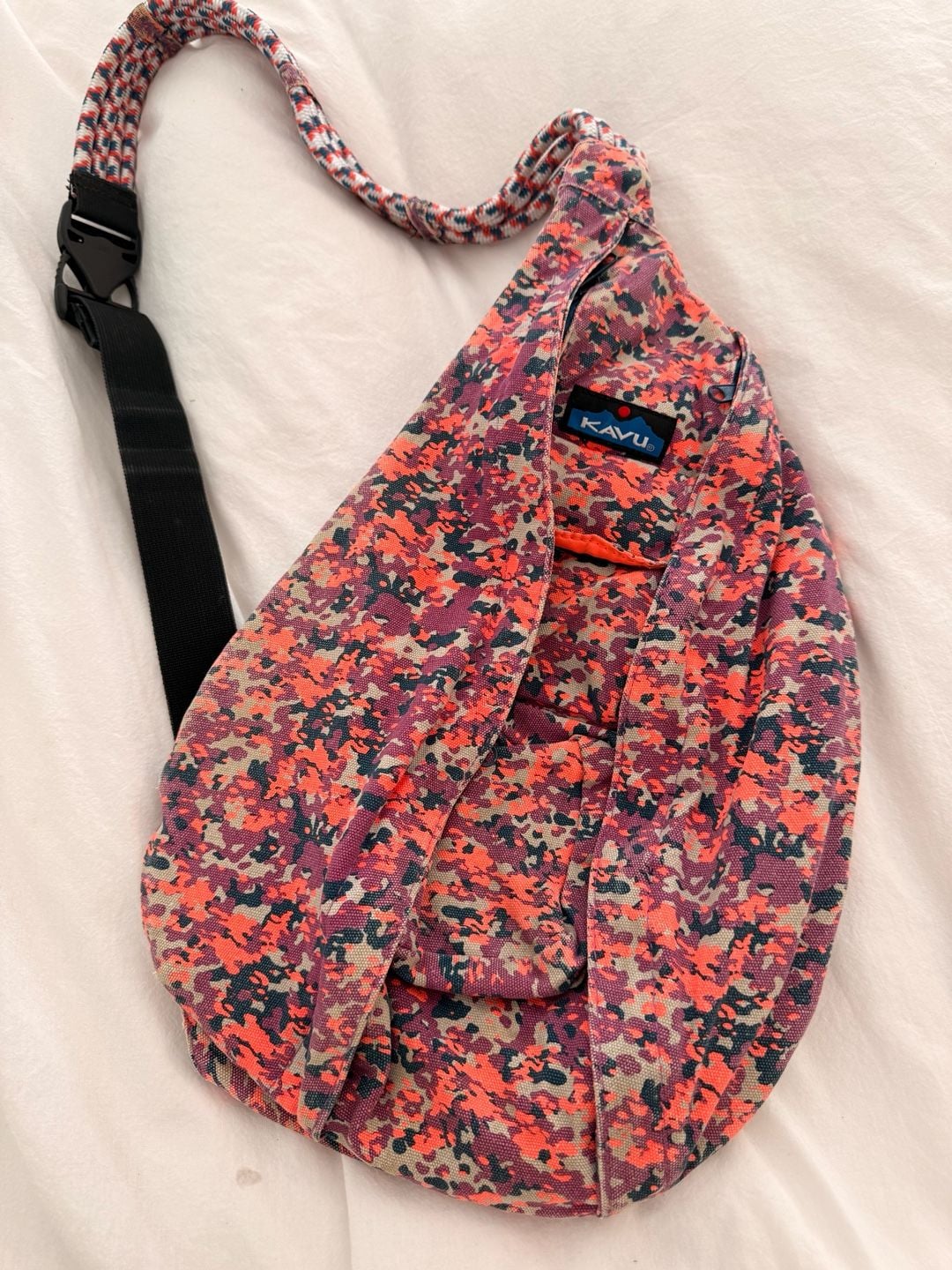 Kavu women’s sling bag pink camo standard size 3