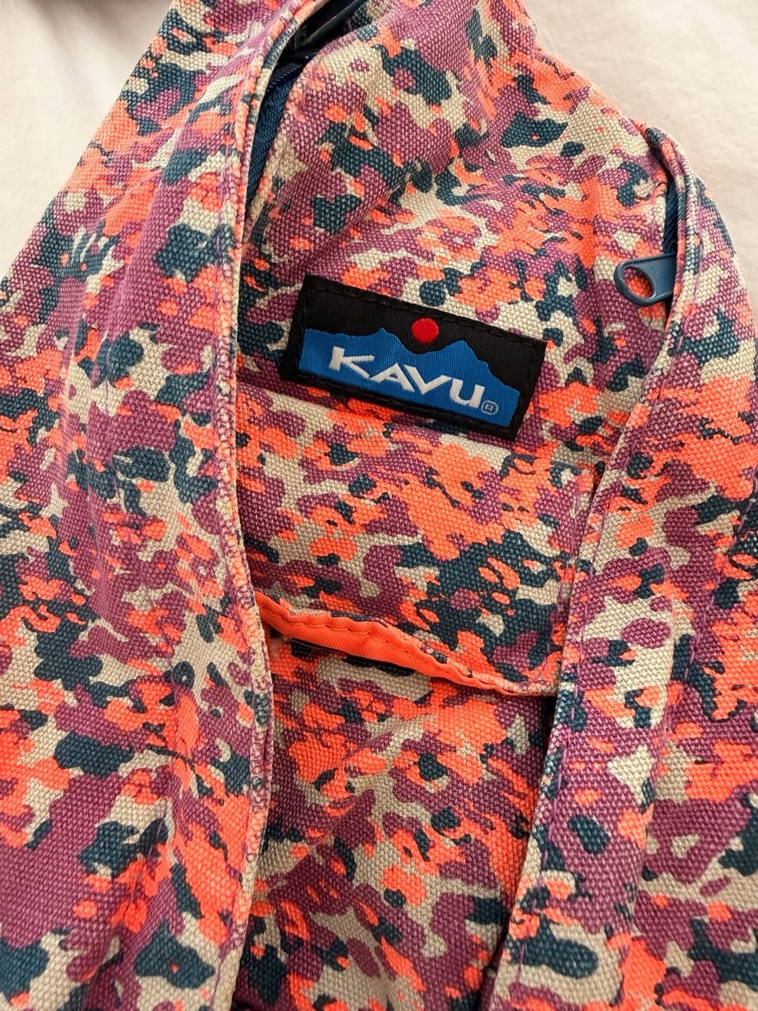 Kavu women’s sling bag pink camo standard size 4