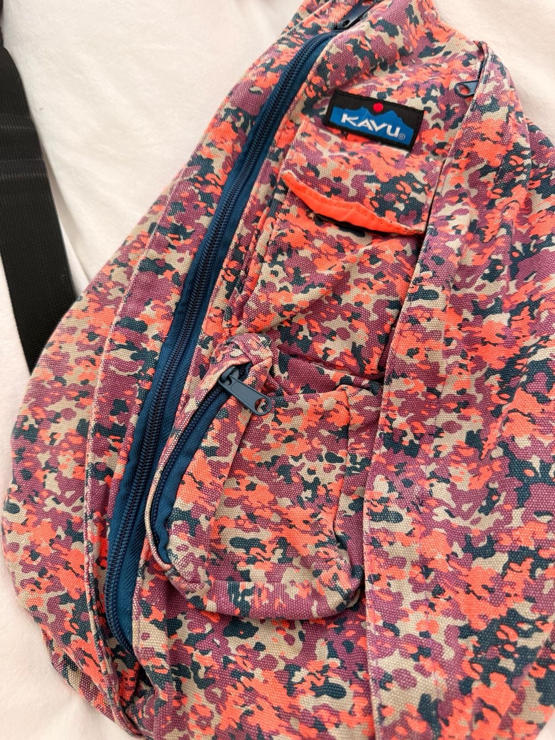 Kavu women’s sling bag pink camo standard size 5