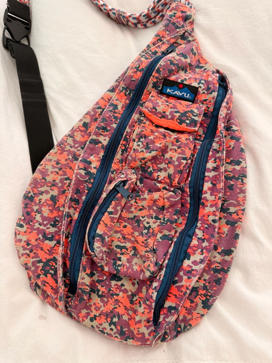 Kavu women’s sling bag pink camo standard size 6