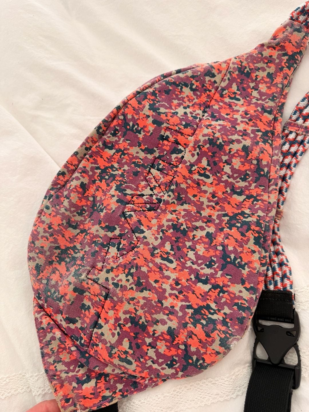 Kavu women’s sling bag pink camo standard size 10