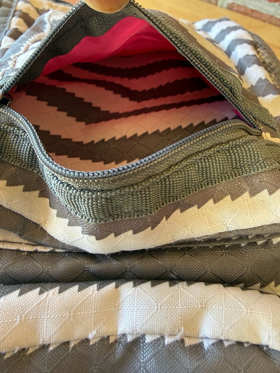 Thirty-One Sling Bag Crossbody Gray White Chevron Patterned 5