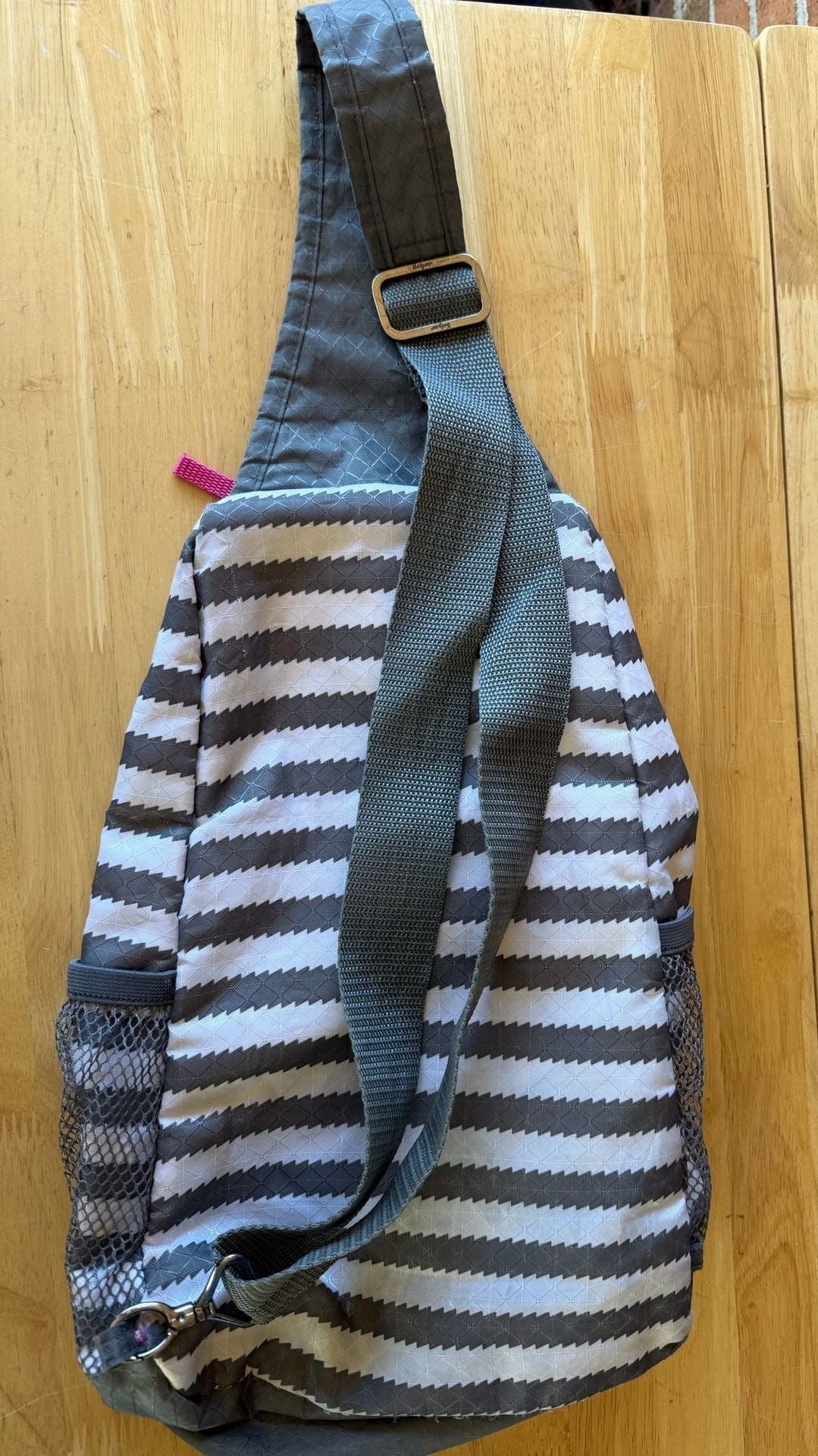 Thirty-One Sling Bag Crossbody Gray White Chevron Patterned 3