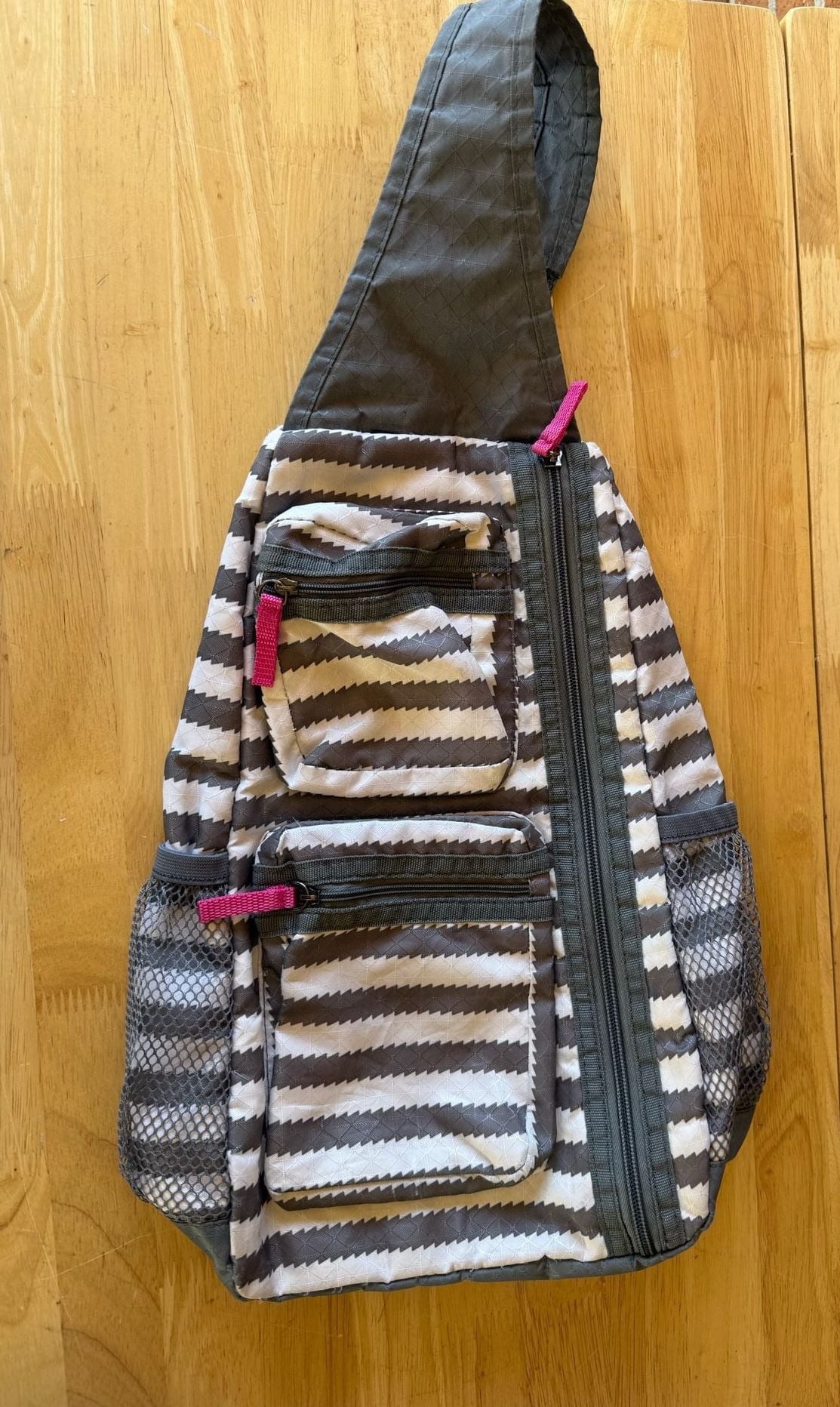Thirty-One Sling Bag Crossbody Gray White Chevron Patterned 2