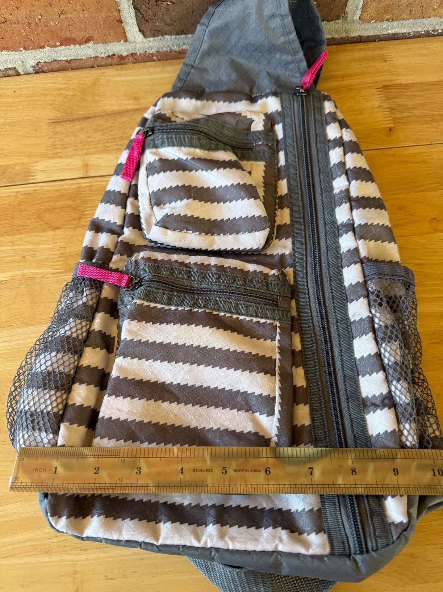 Thirty-One Sling Bag Crossbody Gray White Chevron Patterned 7