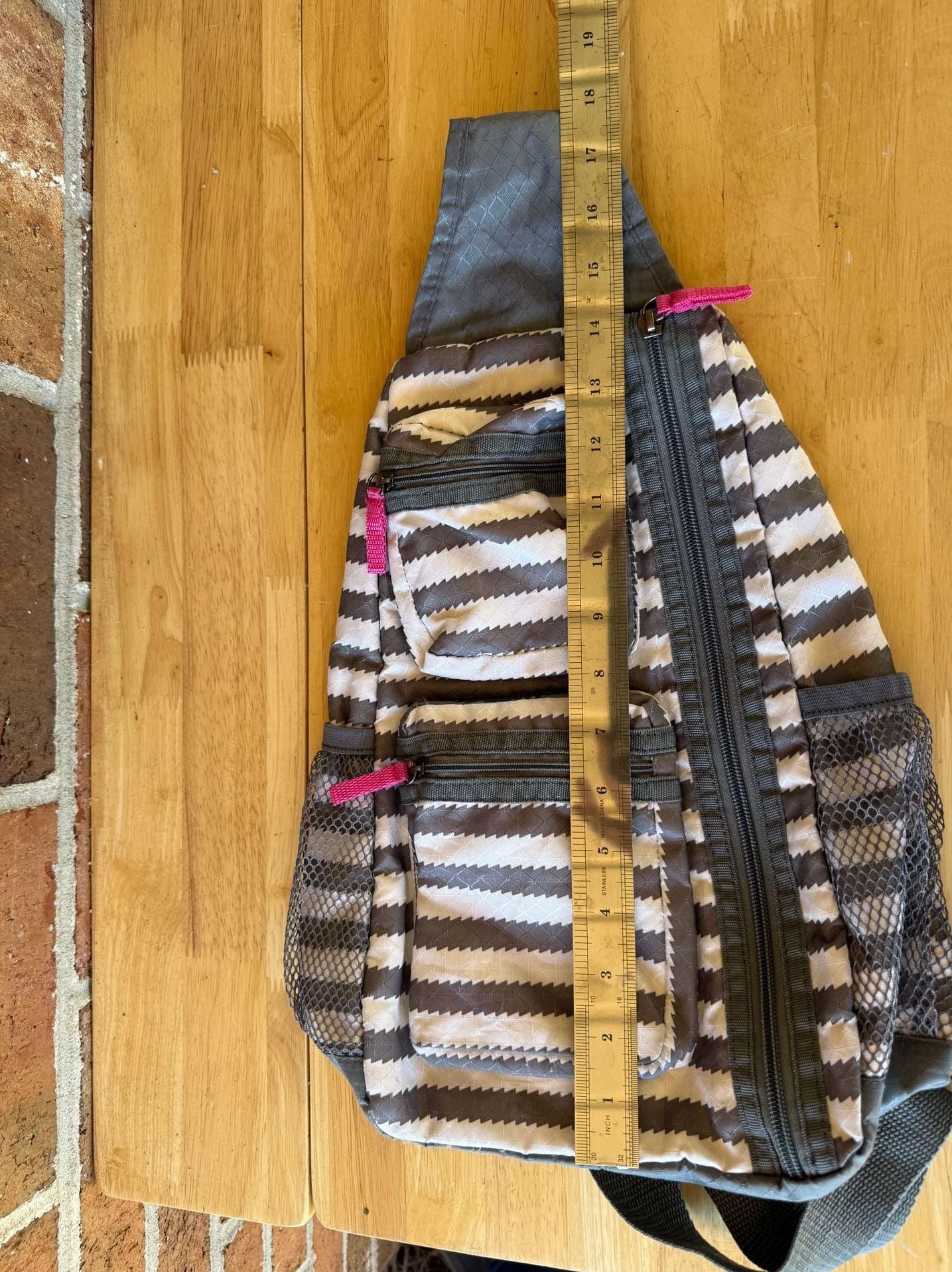 Thirty-One Sling Bag Crossbody Gray White Chevron Patterned 8