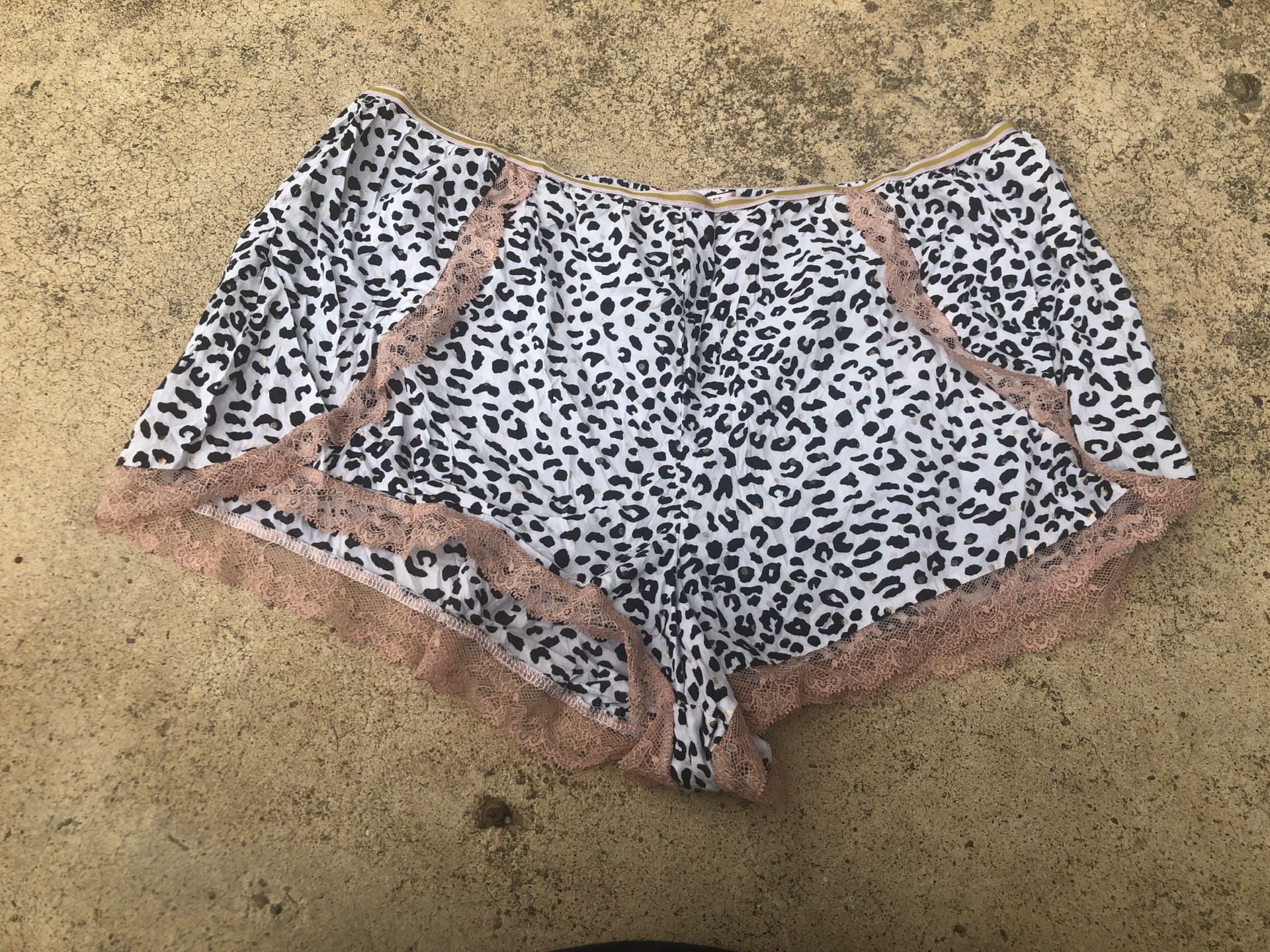 Victoria's Secret Leopard Print Pajama Sleep Shorts Size L White Lace Trim 2