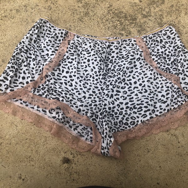 Victoria's Secret Leopard Print Pajama Sleep Shorts Size L White Lace Trim