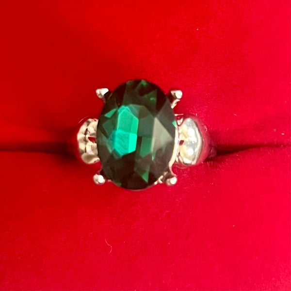 Vintage Oval Green Stone Heart Accents Titanium Steel Silver Statement Ring Size 7