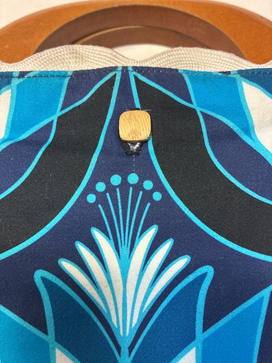 Lesley Evers Bonnie Bermuda Bag Geo Tulip Blue Wood Handle Purse 3
