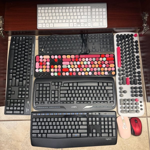 Lot of 6 Wireless & 1 Wired Keyboards & 2 Wireless Mice
*missing the wireless adapter chips*