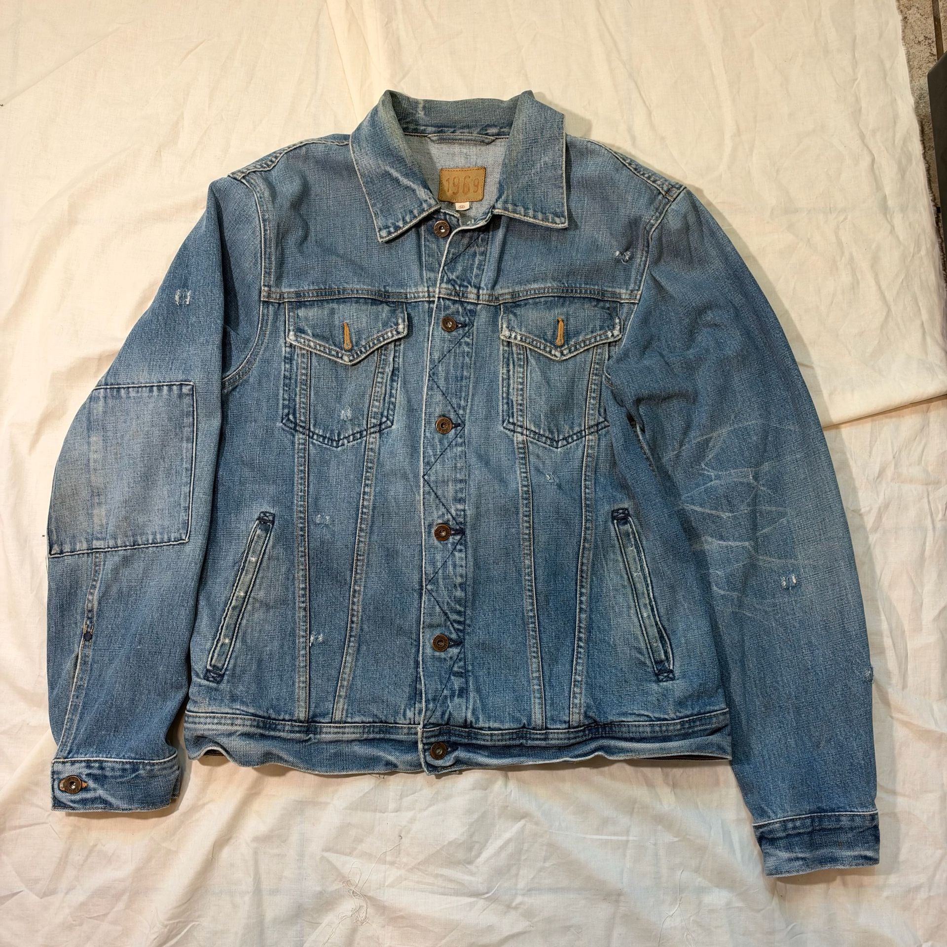 Men’s medium Gap 1969 Denim Jacket Blue Distressed 2