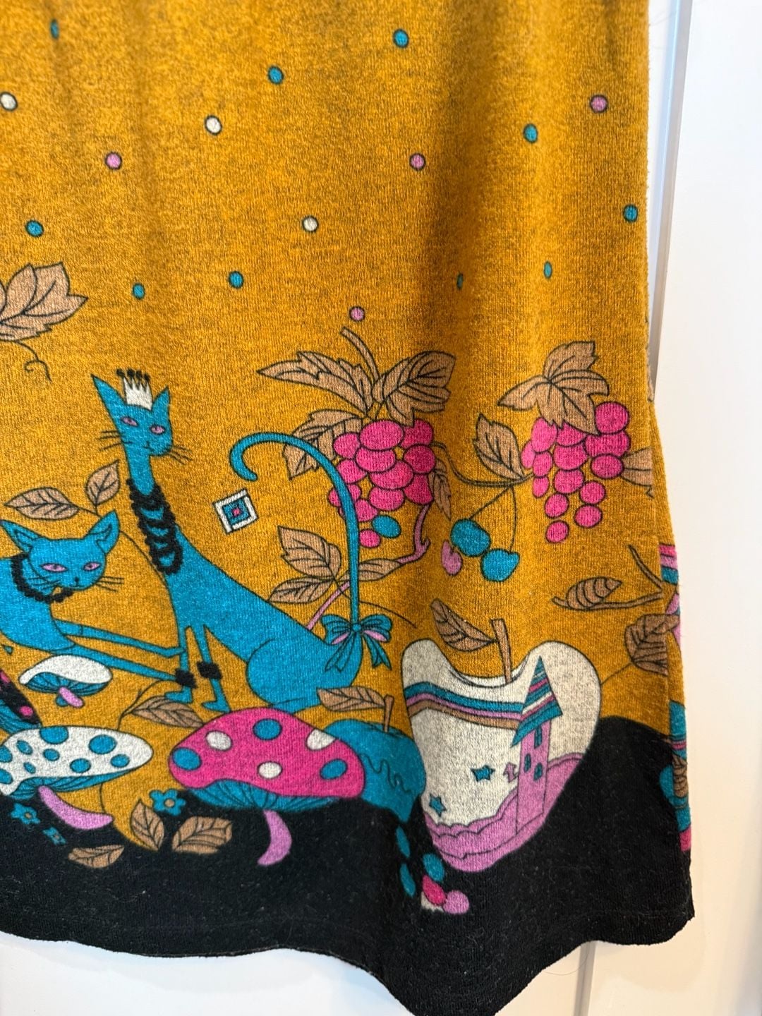 Coolest Vinatge Cat and Mushroom Graphic Top Size M 7