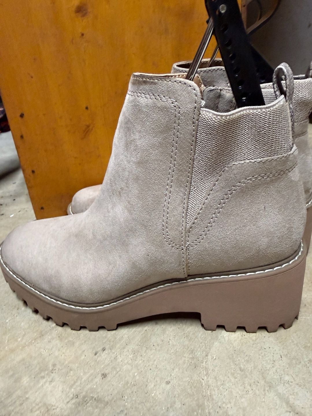 Universal Thread Taci Ankle Boots Size 8 Taupe Suede 3