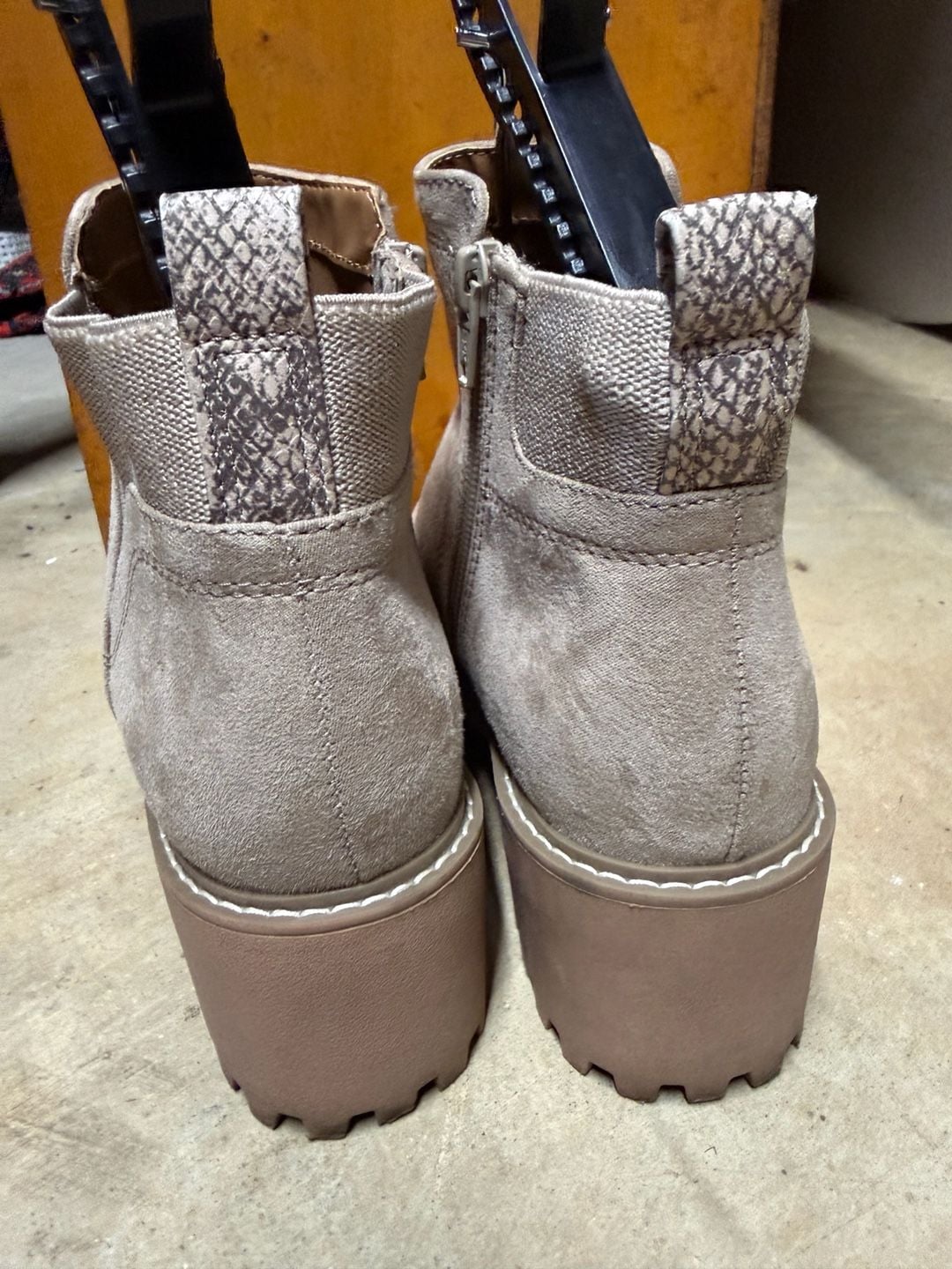 Universal Thread Taci Ankle Boots Size 8 Taupe Suede 4
