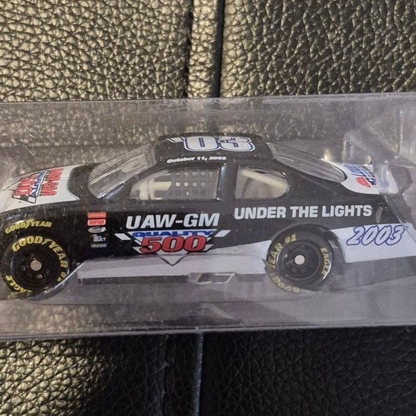 Team Caliber October 11, 2003 UAW-GM Quality 500 Lowe's Diecast Car 1/64