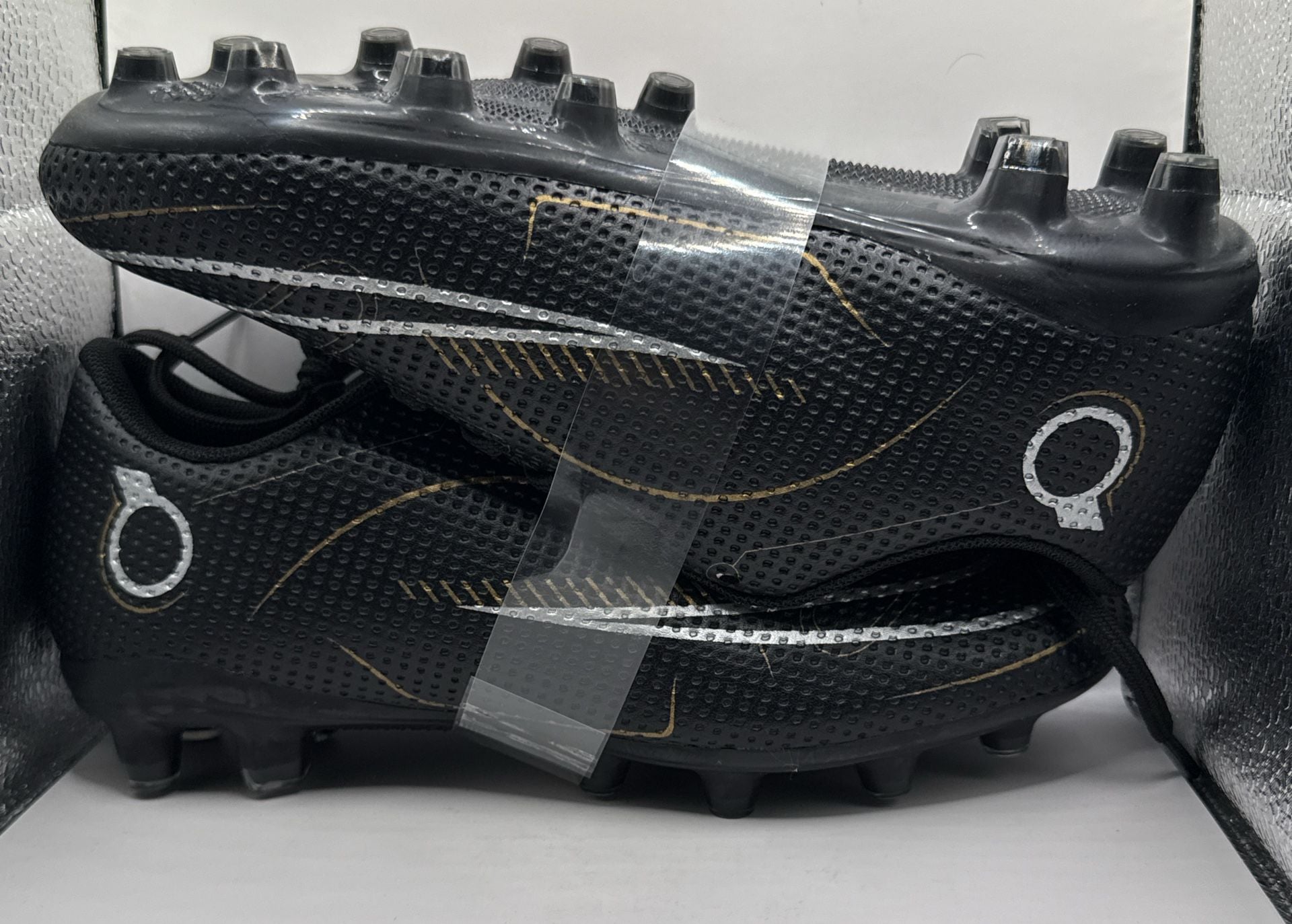 Boys Girls Soccer Cleats, size 4 1