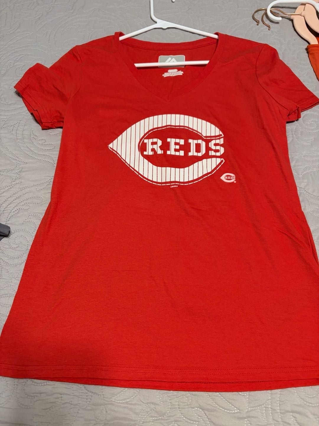 Majestic Cincinnati Reds Women’s Red V-Neck Graphic Tee Size Small 3