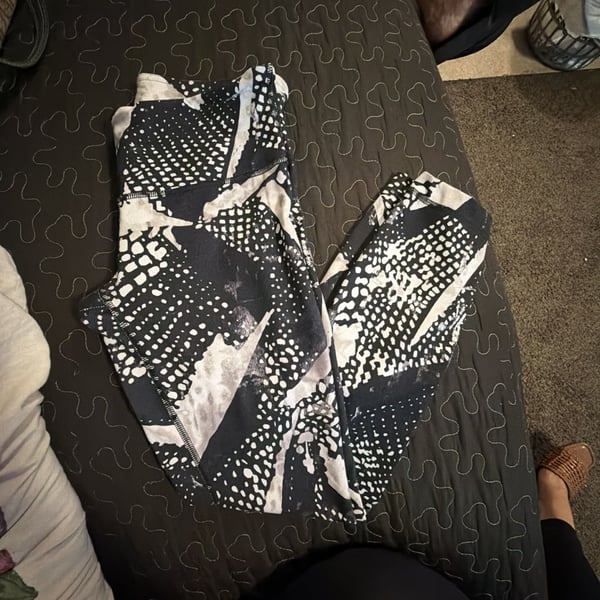 Lululemon Wunder Under Pant Size 6 Black Abstract Print