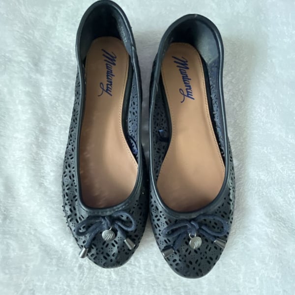 Mantarray Cut Out Ballet Flats Size 6-6 1/2 US Navy Blue Leather
