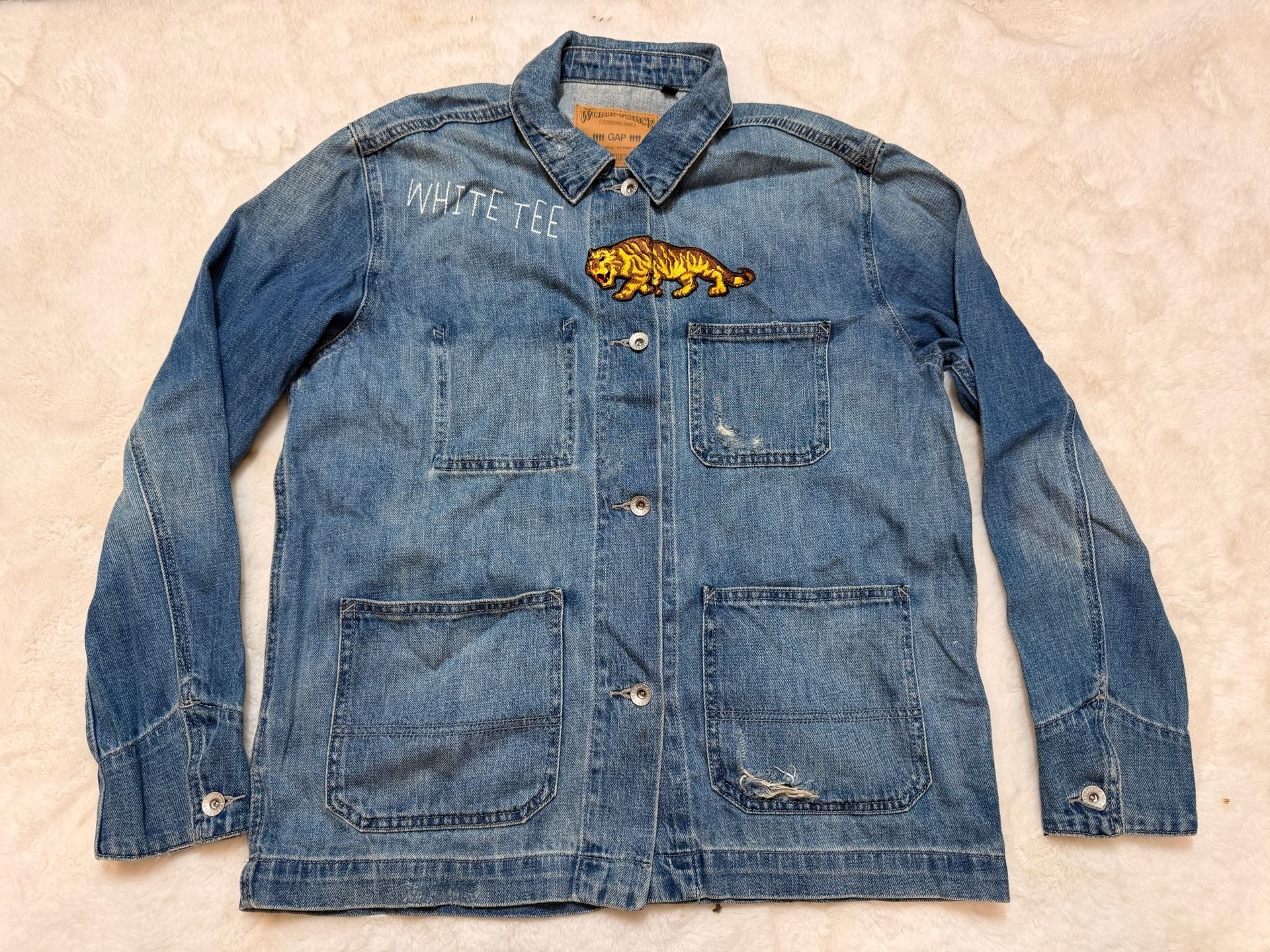 Work-Force Gap Jeans Denim Jacket Size M Tall Blue Tiger Patch White Tee 2