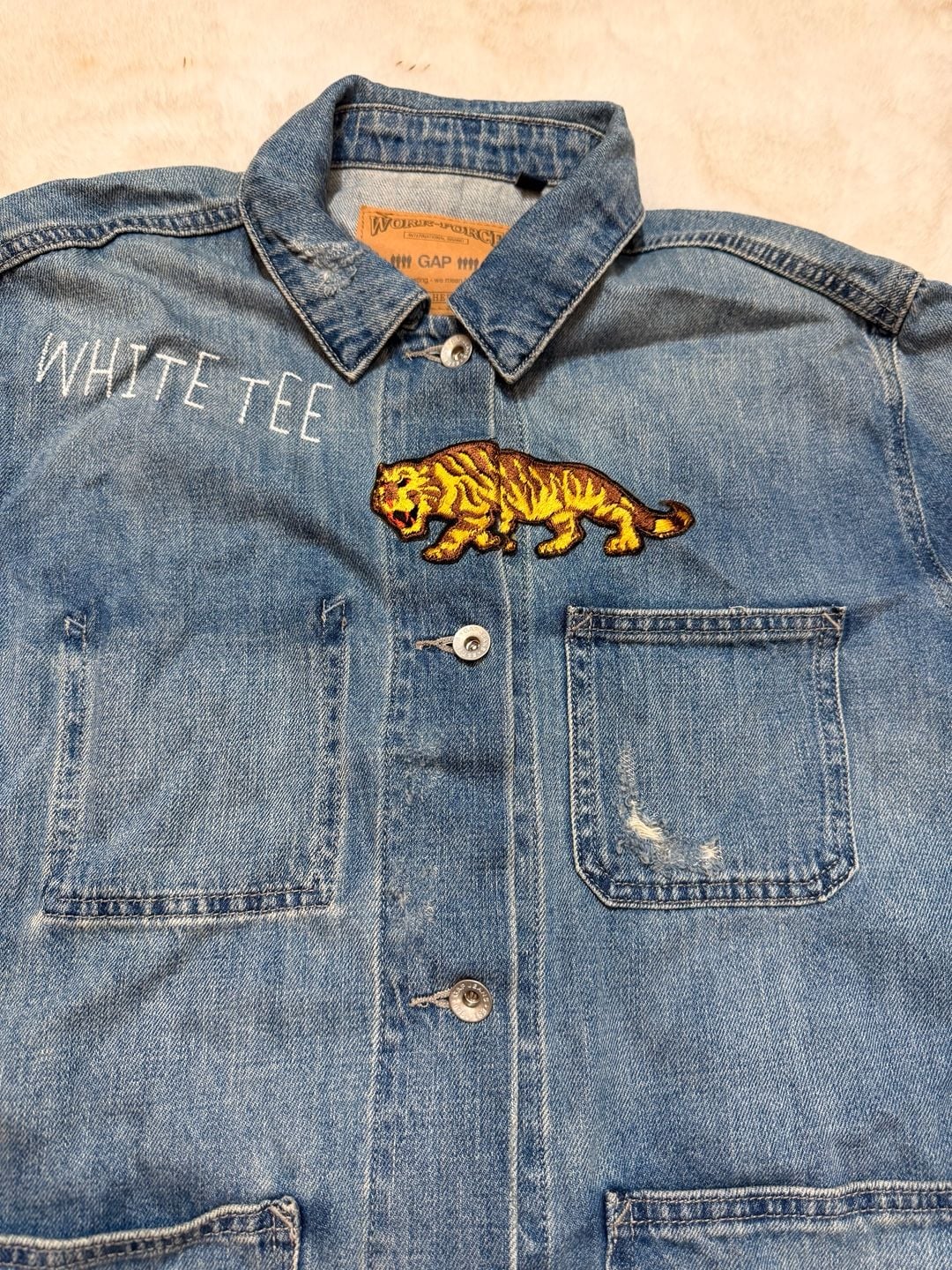 Work-Force Gap Jeans Denim Jacket Size M Tall Blue Tiger Patch White Tee 3