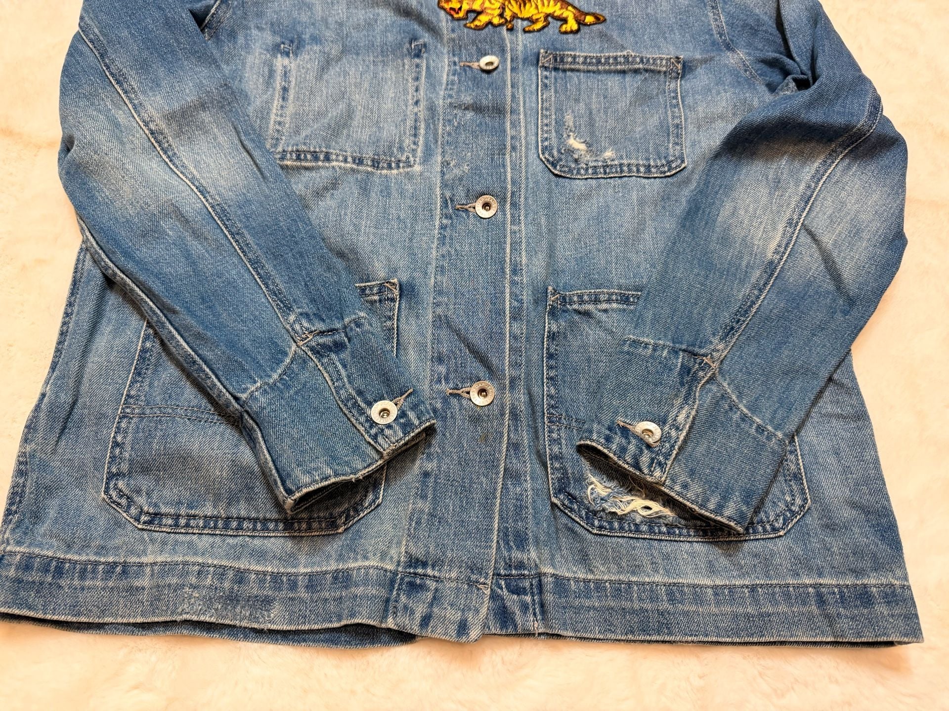 Work-Force Gap Jeans Denim Jacket Size M Tall Blue Tiger Patch White Tee 4