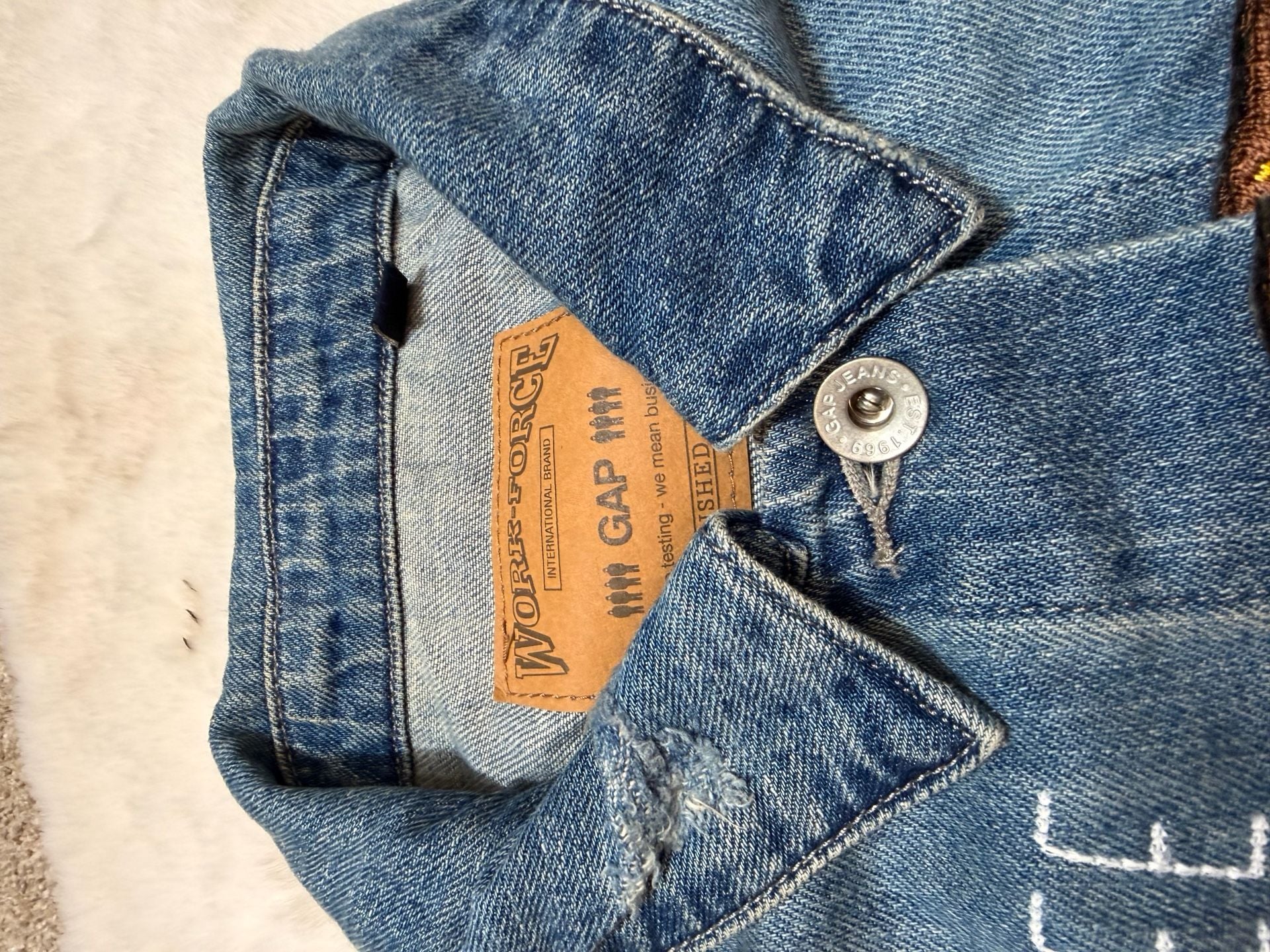 Work-Force Gap Jeans Denim Jacket Size M Tall Blue Tiger Patch White Tee 6