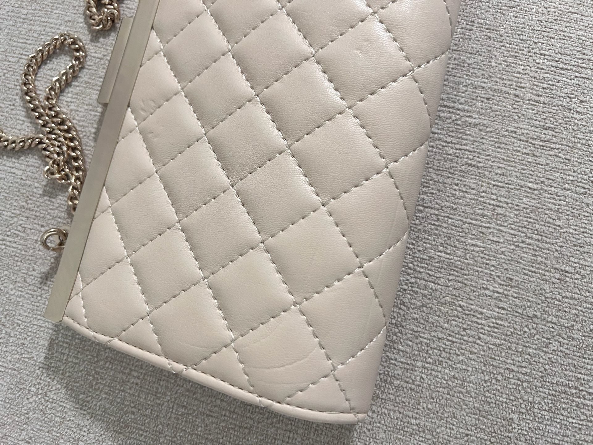 Love Moschino Quilted Clutch Bag Cream Gold Chain 9