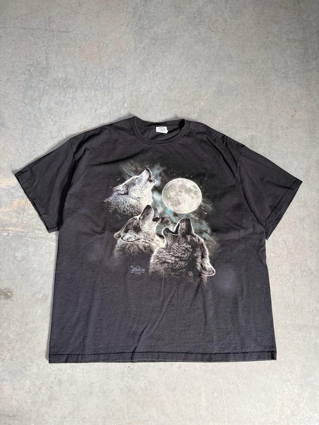 The Mountain Three Wolf Moon T-Shirt Size XL 2