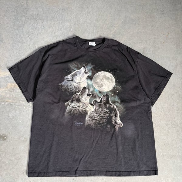 The Mountain Three Wolf Moon T-Shirt Size XL