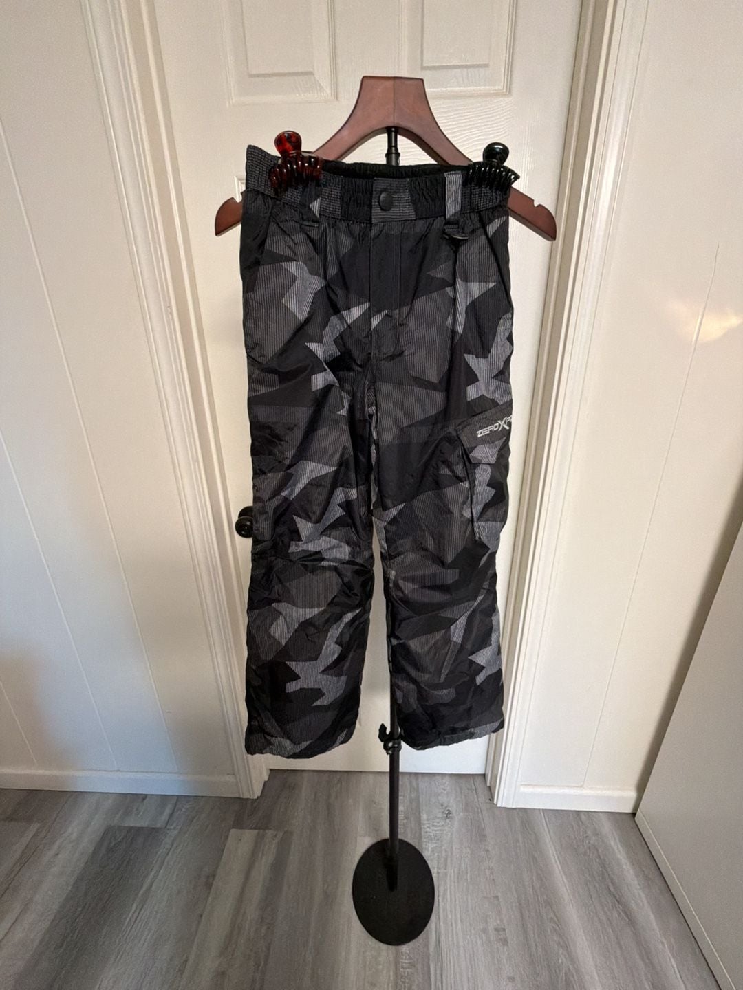 ZeroXposur Camo Ski Pants Size M-10/12 Black Gray Star Pattern/156 2