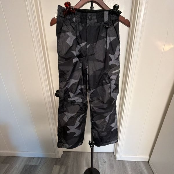 ZeroXposur Camo Ski Pants Size M-10/12 Black Gray Star Pattern/156