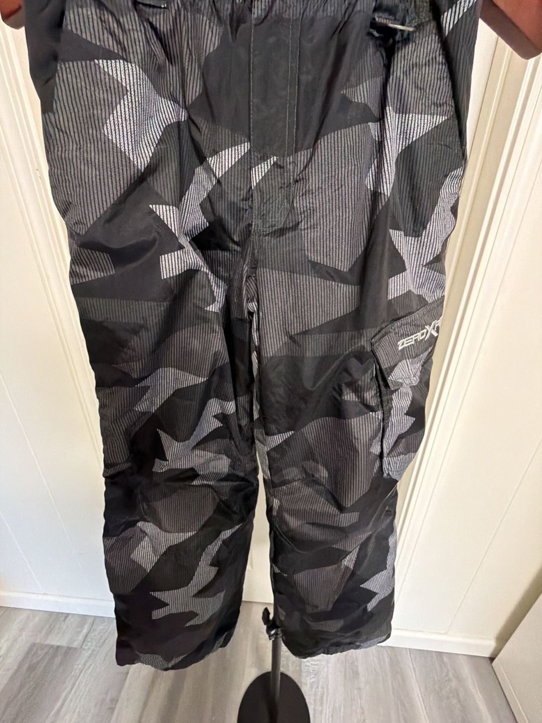 ZeroXposur Camo Ski Pants Size M-10/12 Black Gray Star Pattern/156 3