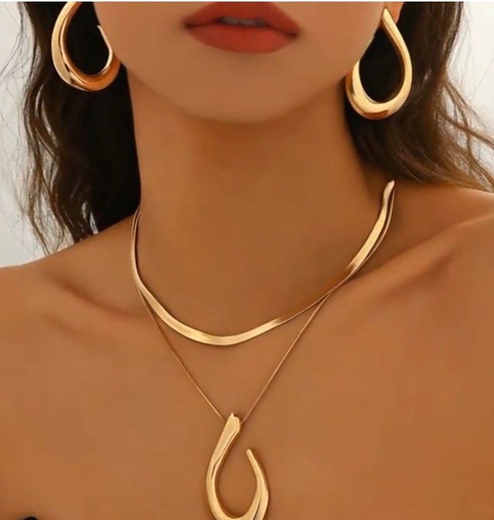 Gold Geometric U-Shaped Pendant Necklace and Earrings Set 1