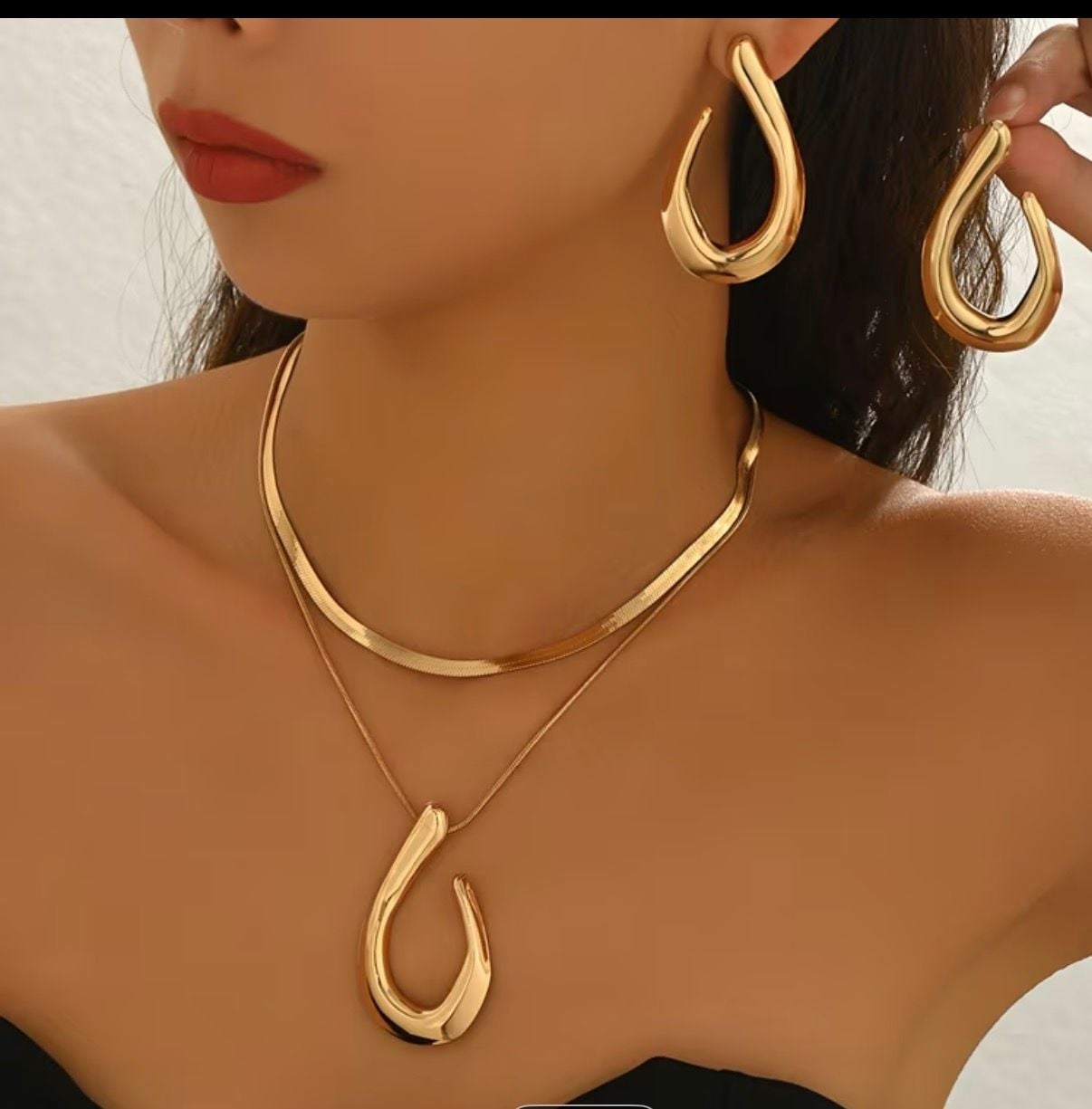 Gold Geometric U-Shaped Pendant Necklace and Earrings Set 2