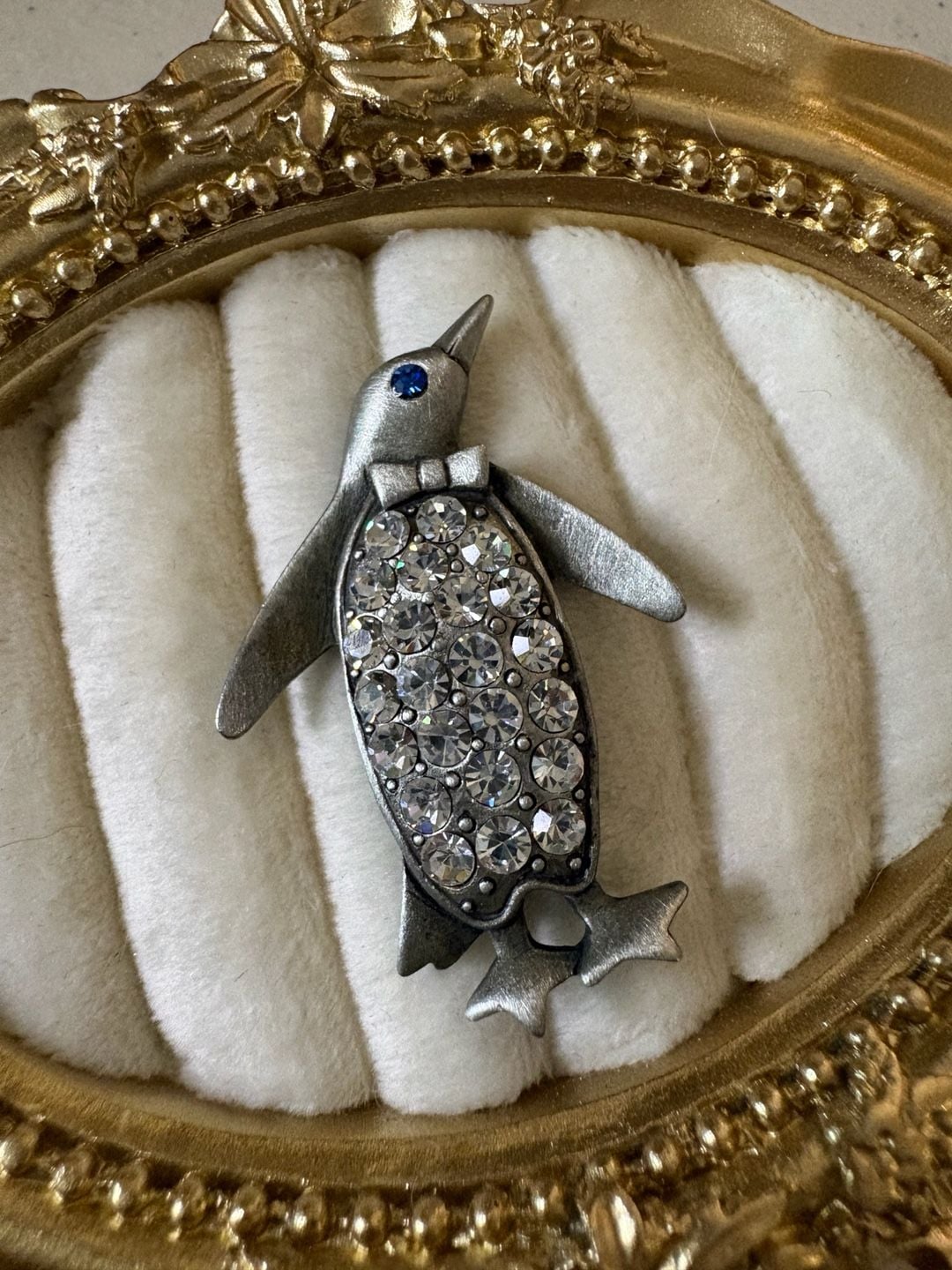 JJ Vintage Pewter Tone Rhinestone Penguin Brooch Pin with Blue Eye 2