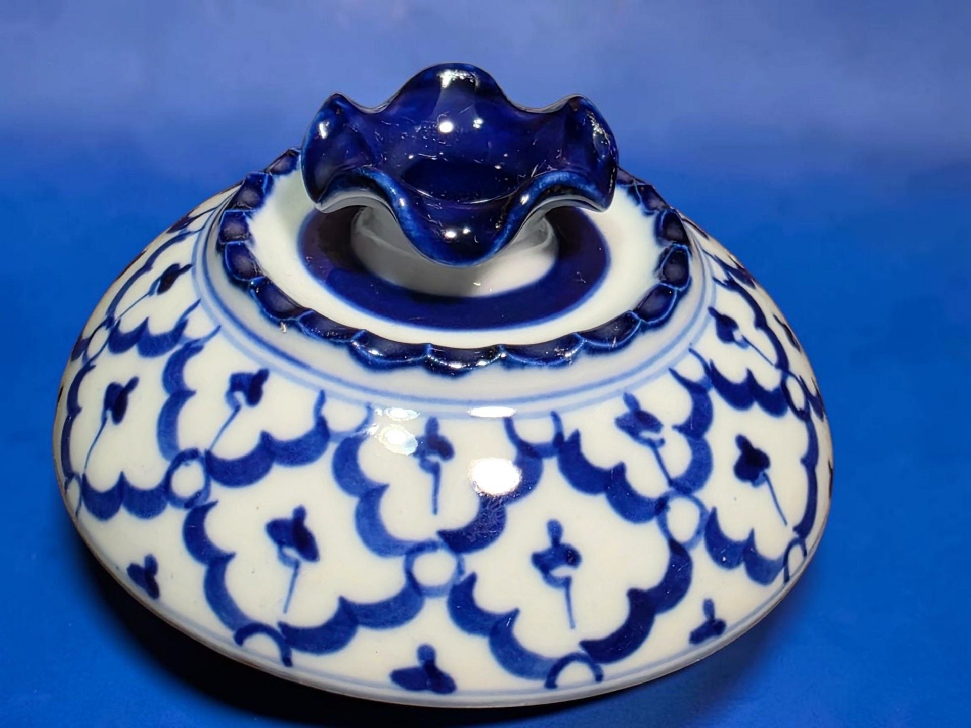 Blue and White Porcelain Covered Bowl with Floral Pattern and Ruffled Lid 1