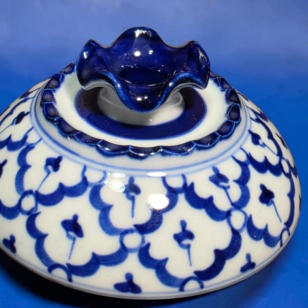 Blue and White Porcelain Covered Bowl with Floral Pattern and Ruffled Lid