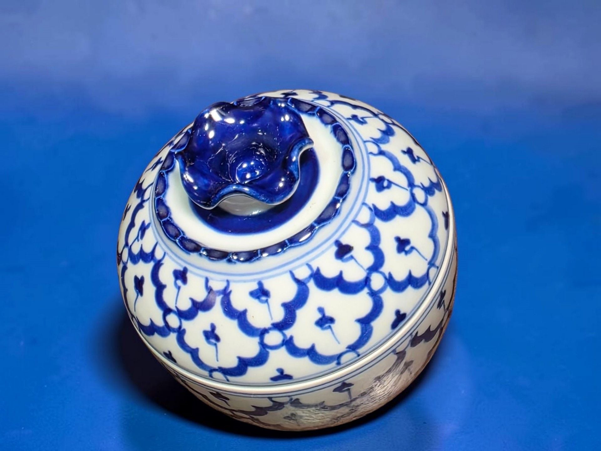 Blue and White Porcelain Covered Bowl with Floral Pattern and Ruffled Lid 2