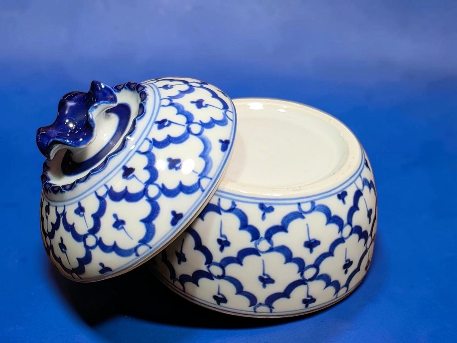Blue and White Porcelain Covered Bowl with Floral Pattern and Ruffled Lid 3